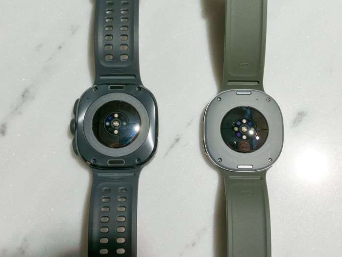 Die Rückseiten der beiden neuen Smartwatches (Bild: Tobias Költzsch/Golem)