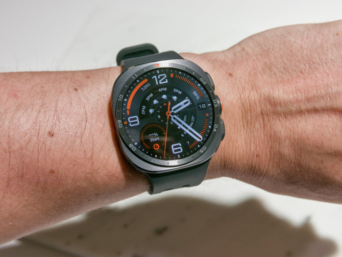 Die Galaxy Watch Ultra 2 am Handgelenk (Bild: Tobias Költzsch/Golem)