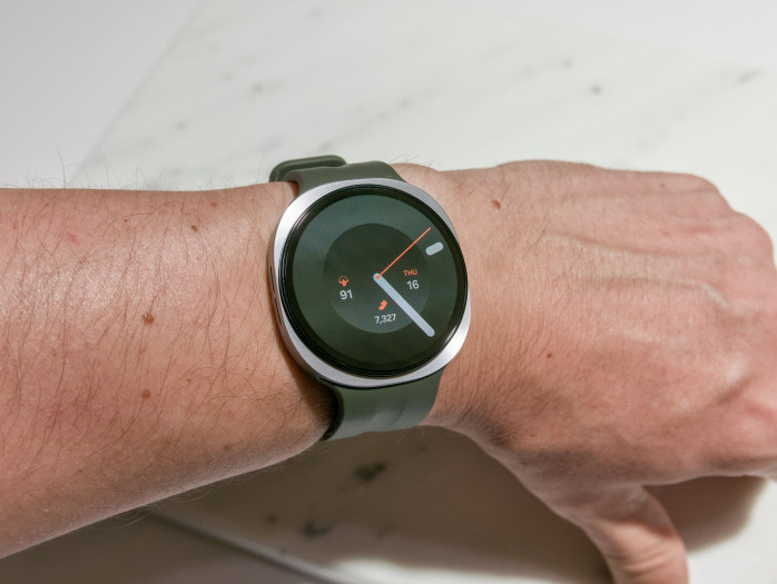 Die Galaxy Watch 9 am Handgelenk (Bild: Tobias Költzsch/Golem)