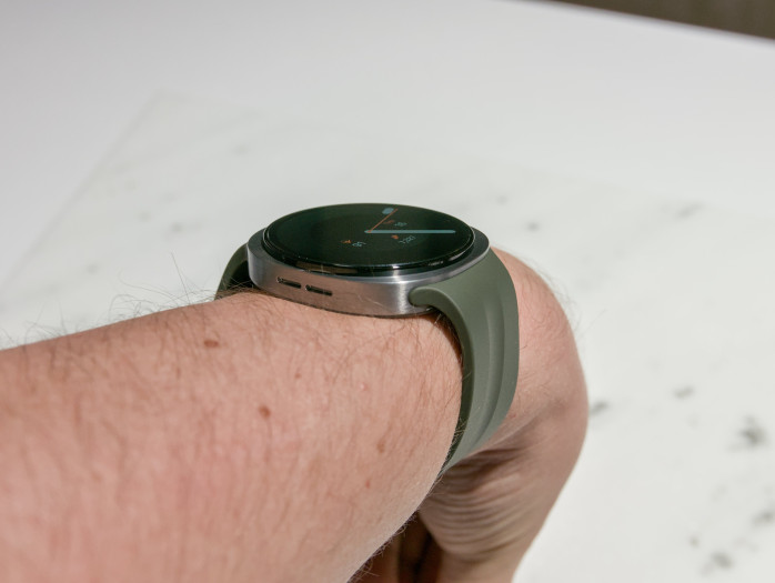 Die Galaxy Watch 9 am Handgelenk (Bild: Tobias Költzsch/Golem)