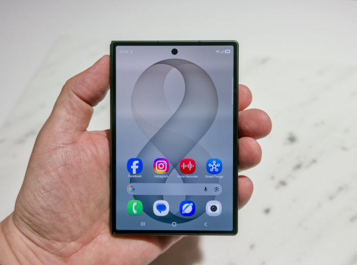 Das Galaxy Z Fold 8 hat ein Design, das an einen Reisepass erinnert – und sich vom Format her von herkömmlichen Smartphones unterscheidet. (Bild: Tobias Költzsch/Golem)