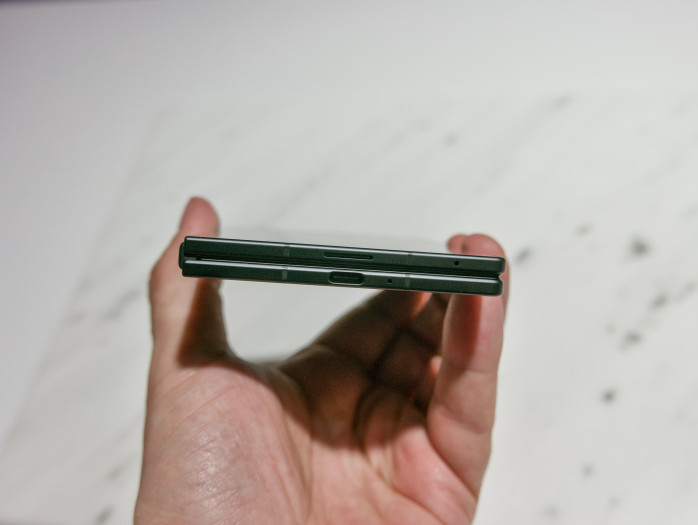 Zusammengeklappt ist das Fold 8 9,7 mm dick. (Bild: Tobias Költzsch/Golem)
