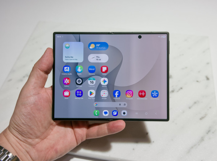 Aufgeklappt erinnert das Fold 8 eher an ein Tablet als andere Foldables. (Bild: Tobias Költzsch/Golem)