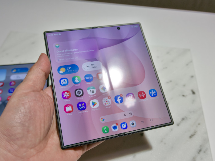 Den Falz hat Samsung bei allen drei Modellen unauffällig gestaltet: Sichtbar ist er noch, fühlen lässt er sich kaum. (Bild: Tobias Költzsch/Golem)