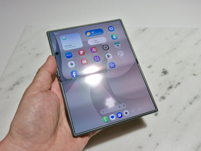 Den Falz hat Samsung bei allen drei Modellen unauffällig gestaltet: Sichtbar ist er noch, fühlen lässt er sich kaum. (Bild: Tobias Költzsch/Golem)