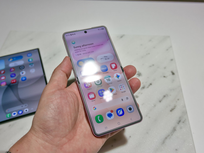 Den Falz hat Samsung bei allen drei Modellen unauffällig gestaltet: Sichtbar ist er noch, fühlen lässt er sich kaum. (Bild: Tobias Költzsch/Golem)