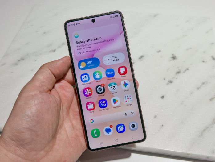 Das Galaxy Z Flip 8 ähnelt bei der Ausstattung dem Vorgänger. (Bild: Tobias Költzsch/Golem)