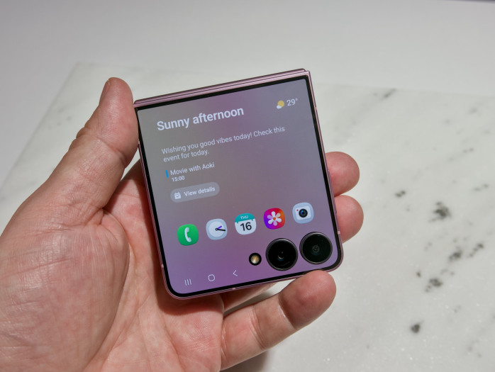 Zusammengeklappt lässt sich neue Flip wieder über ein quadratisches Außendisplay verwenden. (Bild: Tobias Költzsch/Golem)