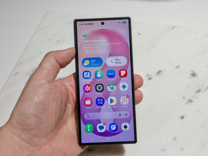 Aufgeklappt ist das Flip 8 so groß wie ein herkömmliches Smartphone. (Bild: Tobias Költzsch/Golem)