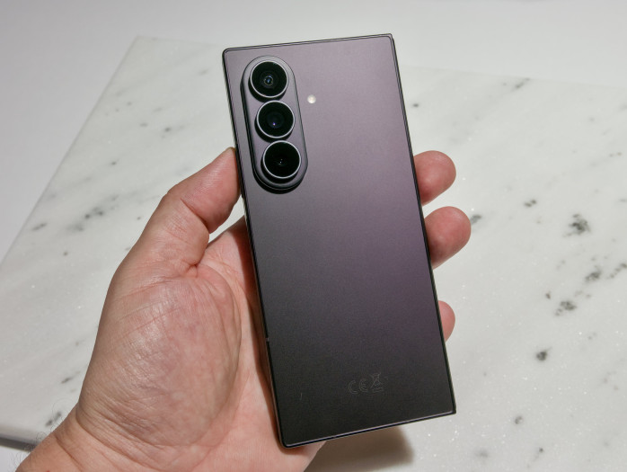 Auf der Rückseite des Galaxy Z Fold 8 Ultra kommen drei Kameras zum Einsatz. (Bild: Tobias Költzsch/Golem)