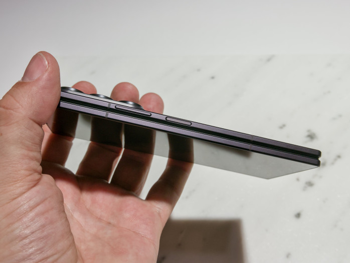 Zusammengeklappt ist das Ultra 8,9 mm dick. (Bild: Tobias Költzsch/Golem)