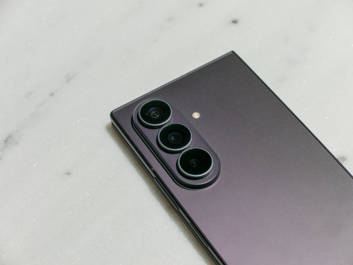 Die Superweitwinkelkamera hat ein Upgrade erhalten und hat jetzt 50 Megapixel. (Bild: Tobias Költzsch/Golem)