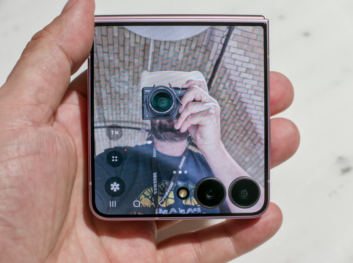 Die Kameras des Flip 8 lassen sich dank des Außendisplays gut für Selfies verwenden. (Bild: Tobias Költzsch/Golem)