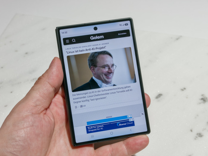 Golem.de auf dem Außendisplay des Z Fold 8 (Bild: Tobias Költzsch/Golem)