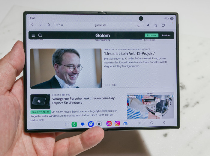 Im Querformat zeigt das Z Fold 8 Webseiten im Desktop-Format an. (Bild: Tobias Költzsch/Golem)