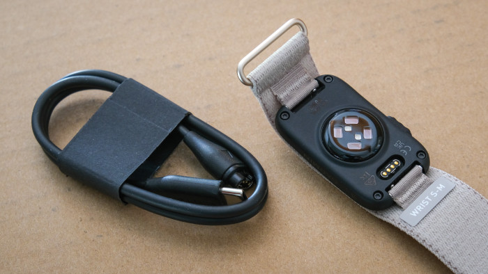 Cirqa wird mit dem bekannten Pogo-Anschluss von Garmin geladen. (Bild: Steinlechner / Golem)