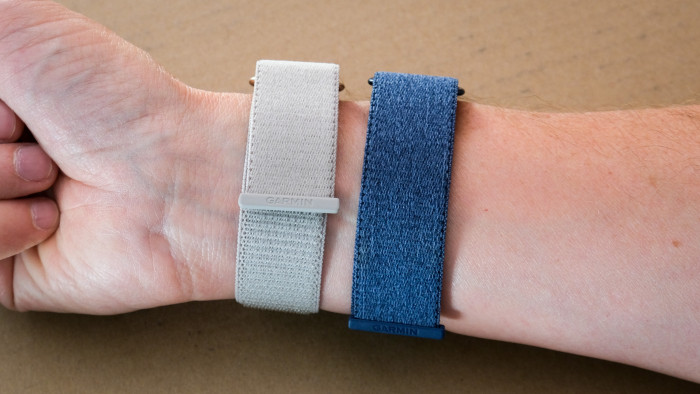 Auch bei schmalen Handgelenken ist das längere Band die bessere Wahl - etwa, weil das Plastikteil beim Kürzeren auf Tischplatten kratzt. (Bild: Steinlechner / Golem)