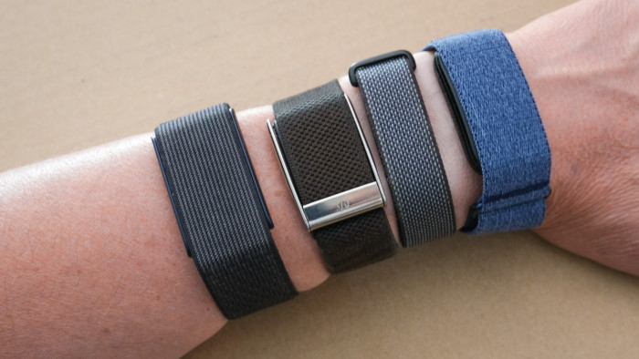 Helio Strap von Amazfit, Whoop MG, Fitbit Air und Garmin Cirqa (von links nach rechts) (Bild: Steinlechner / Golem)
