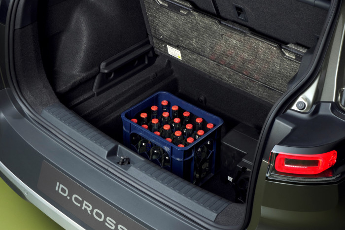 Unter der Kofferraumabdeckung befindet sich ein großer Stauraum, in dem je nach Ausstattung der Subwoover untergebracht ist. (Foto: VW)