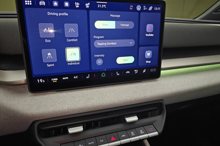 Das zentrale Touchdisplay hat eine Diagonale von 32,77 cm (12,9 Zoll). (Foto: Friedhelm Greis/Golem)