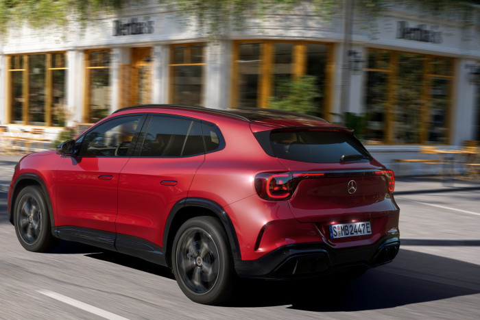 Der GLA löst den EQA ab und übertrifft diesen an Reichweite und Ladeleistung deutlich. (Foto: Mercedes-Benz)