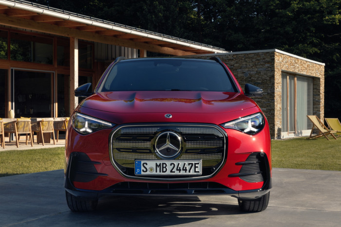 Optisch unterscheidet sich der GLA vom EQA durch die neu gestaltete Front. (Foto: Mercedes-Benz)