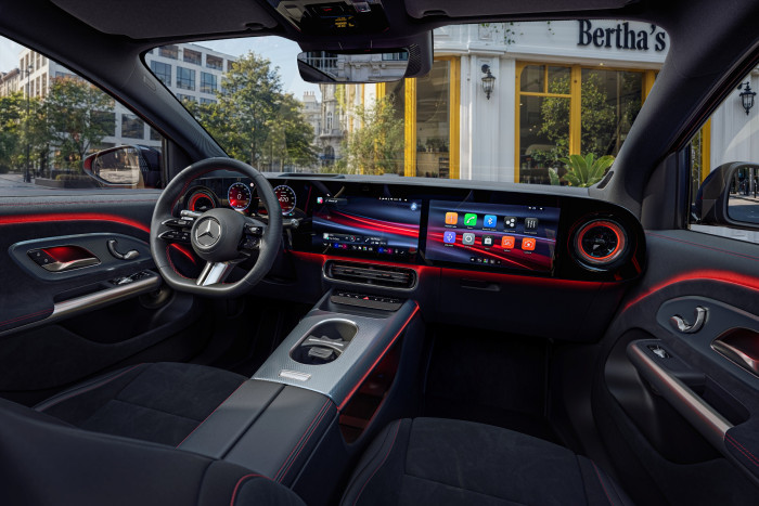 Der Innenraum entspricht demjenigen des CLA und wird vom Superscreen dominiert. (Foto: Mercedes-Benz) 