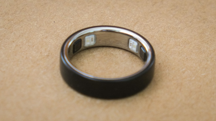 Innen am Ring 5 befinden sich die Sensoren für die Herzfrequenzmessung. (Bild: Peter Steinlechner / Golem)