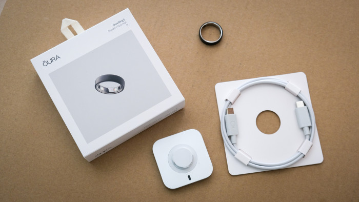 Der Lieferumfang des Oura Ring 5. (Bild: Peter Steinlechner / Golem)