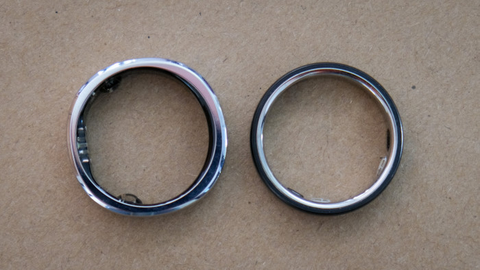 Links ist zu erkennen, dass Gen 3 nicht ganz rund ist - was unter anderem bei der Ausrichtung der Sensoren hilft; rechts Oura Ring 5. (Bild: Steinlechner / Golem)