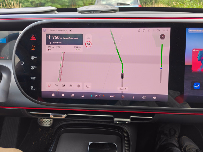 Überall im Fahrzeug finden sich runde Elemente - etwa hier beim zentralen Infotainmentdisplay. (Bild: Martin Wolf/Golem)