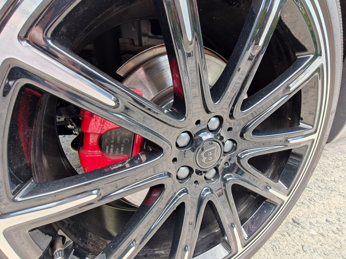 Die Bremssättel bei der Brabus-Version des #5 sind ebenfalls rot. (Bild: Martin Wolf/Golem)