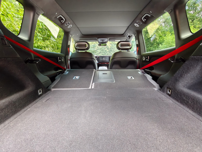 Bei zurückgeklappten Rücklehnen passen 1.530 Liter in den Kofferraum des #5 Brabus. (Bild: Martin Wolf/Golem)