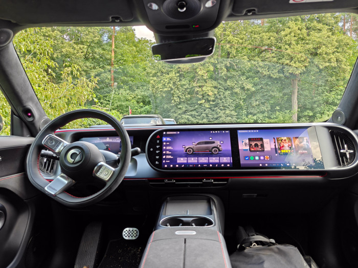 Der #5 Brabus hat neben dem Infotainmentbildschirm in der Mitte ein Display für Beifahrer. (Bild: Martin Wolf/Golem)