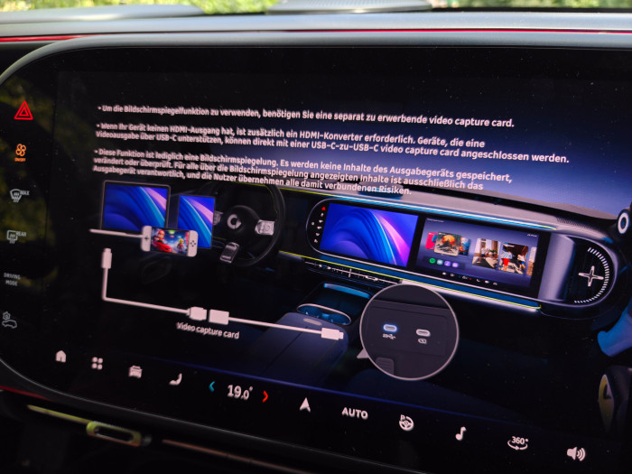 Android Auto und Apple Carplay werden unterstützt - man kann aber auch über einen Adapter andere Geräte mit dem Bildschirm verbinden. (Bild: Martin Wolf/Golem)