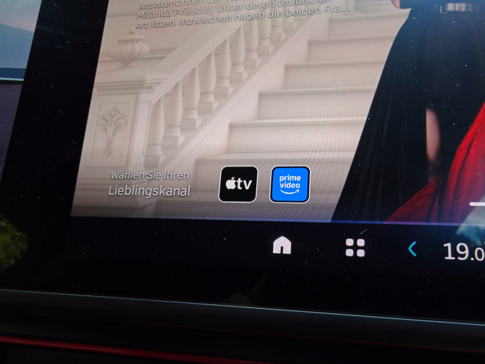 Auf dem Beifahrerdisplay können Nutzer Filme und Serien von Prime Video und Apple TV schauen. (Bild: Martin Wolf/Golem)