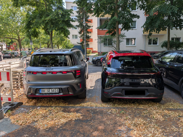 Der Smart #5 Brabus neben einem #1 (Bild: Tobias Költzsch/Golem)