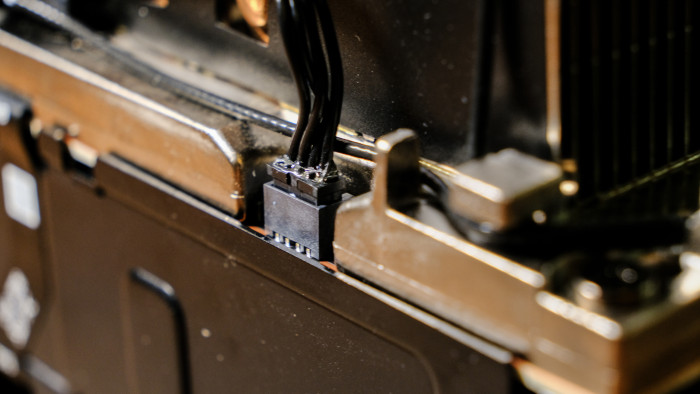 Der Lüfter verwendet einen Standard-CPU-Fan-Header. (Bild: Oliver Nickel/Golem)