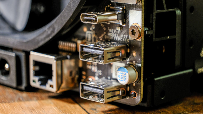 Die Rück-I/O ist abbaubar. (Bild: Oliver Nickel/Golem)