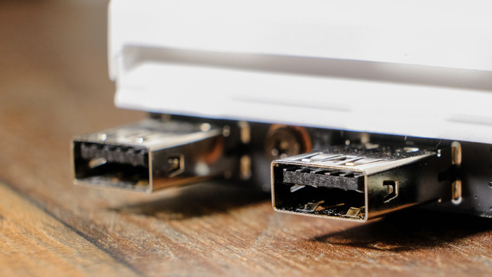 Zwei USB-A-Ports an der Front (Bild: Oliver Nickel/Golem)