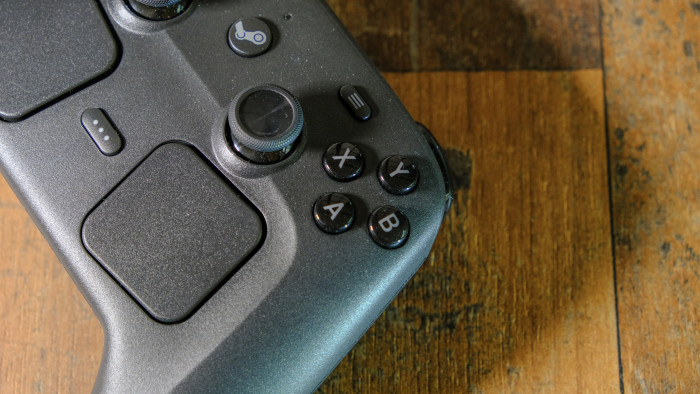 Das Layout ist eine Mischung aus Dualsense und Xbox Wireless Controller. (Bild: Oliver Nickel/Golem)