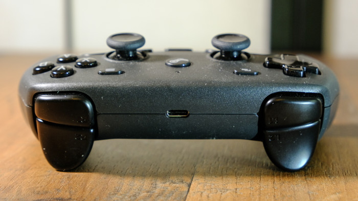 Aufgeladen wird der Controller per USB ... (Bild: Oliver Nickel/Golem)