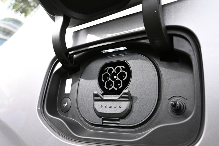 Je nach Batteriegröße lädt das SUV mit bis zu 370 kW an Schnellladern. (Foto: Volvo)