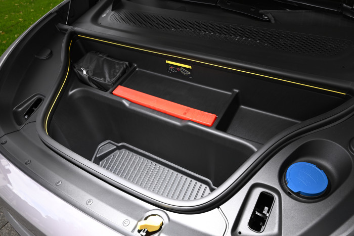 Unter der Fronthaube gibt es einen Stauraum mit einem Volumen von 58 Litern. (Foto: Volvo)