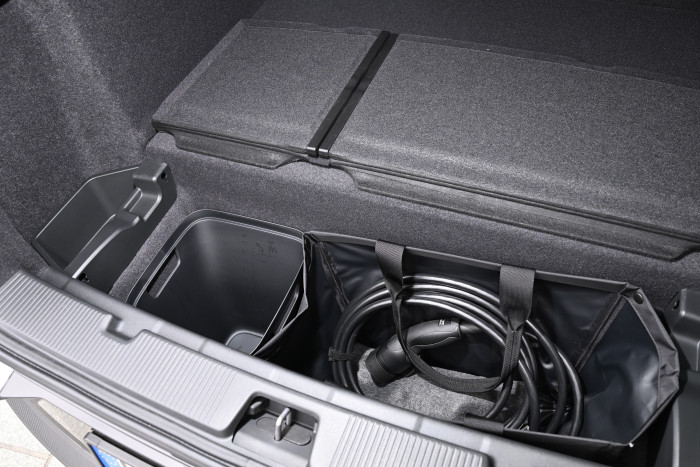 Unter der Kofferraumabdeckung gibt es weiteren Stauraum und einen herausnehmbaren Eimer.  (Foto: Volvo)