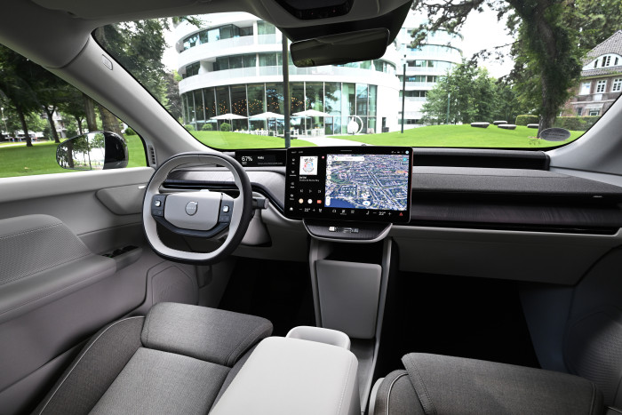 Der Innenraum wirkt sehr aufgeräumt. Es gibt nur wenige haptische Bedienelemente. (Foto: Volvo)