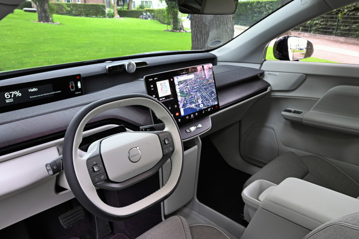 Das Lenkrad ist abgeflacht und recht klein. (Foto: Volvo) 