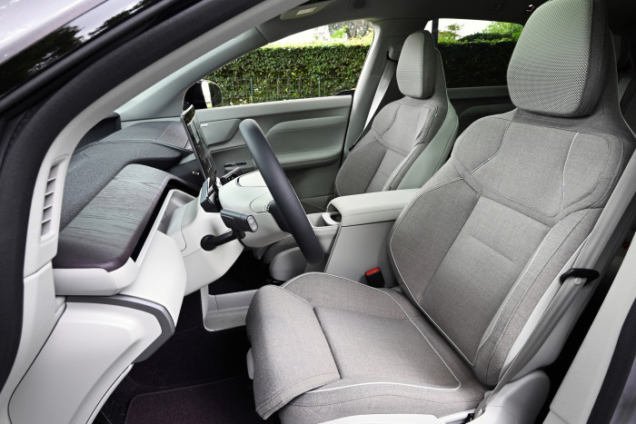 Bei den Sitzen, Türverkleidungen und im Kofferraum dominiert der von Volvo entwickelte Stoffbezug Nordico. (Foto: Volvo)