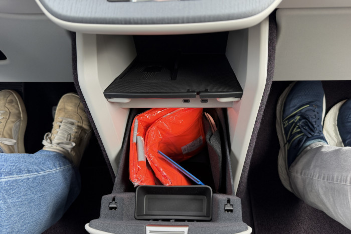 Es gibt kein Handschuhfach auf der Beifahrerseite, aber eine ausklappbare Ablage in der Mittelkonsole. (Foto: Dirk Kunde)