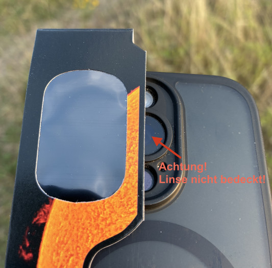 Handy mit SoFi-Brille (Bild: Mario Keller)